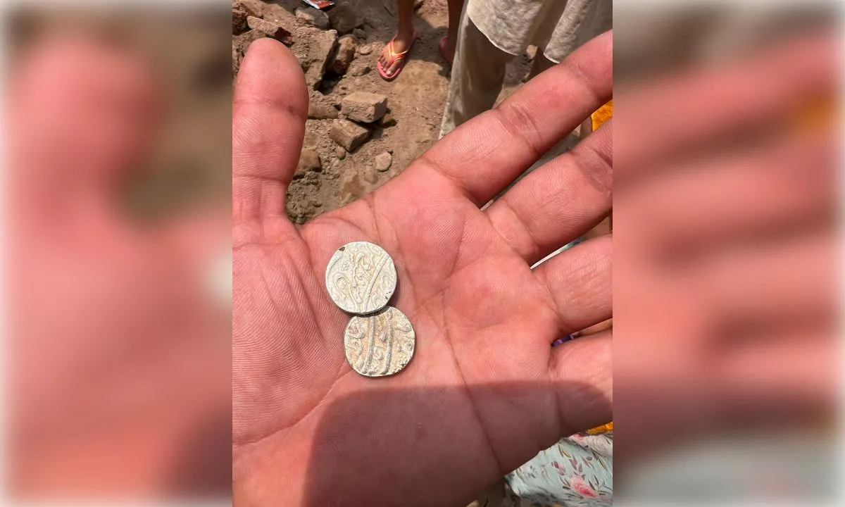 खुदाई के दौरान मिले चांदी के सिक्के, 500 साल पुराने होने का दावा