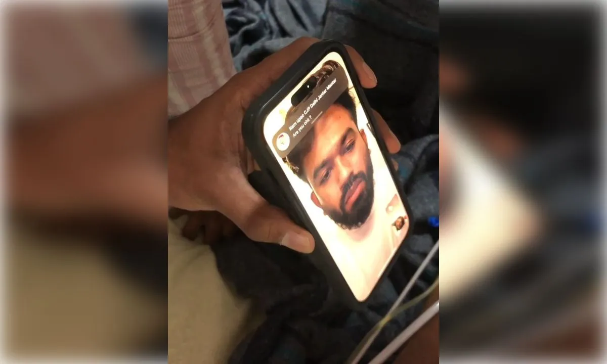 देवेंद्रनाथ महतो से अभिजीत दीपके ने वीडियो कॉल पर की बात