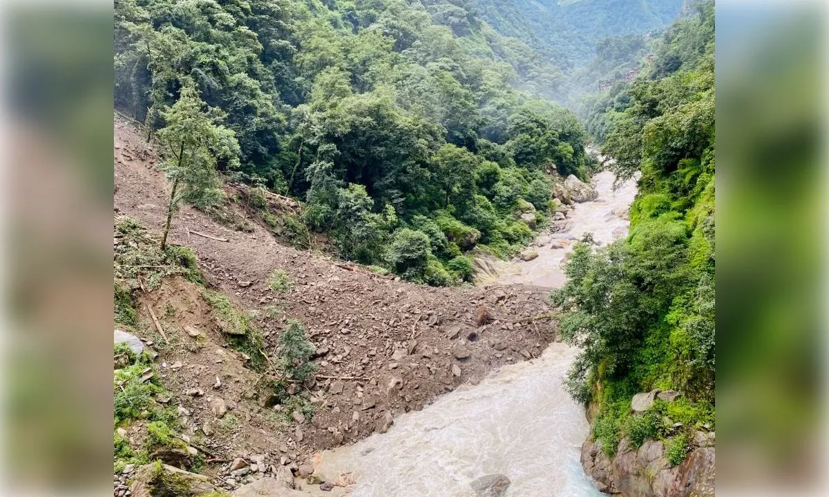 चीन की तरफ आए भारी भूस्खलन ने नेपाल में बढ़ाई चिंता, बढ़ा बहाव