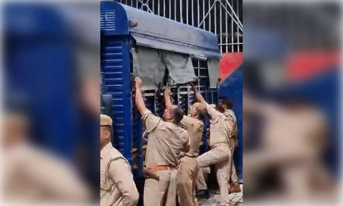 अबान के जनाजे में शामिल होने झांसी जेल से प्रयागराज रवाना हुआ अली