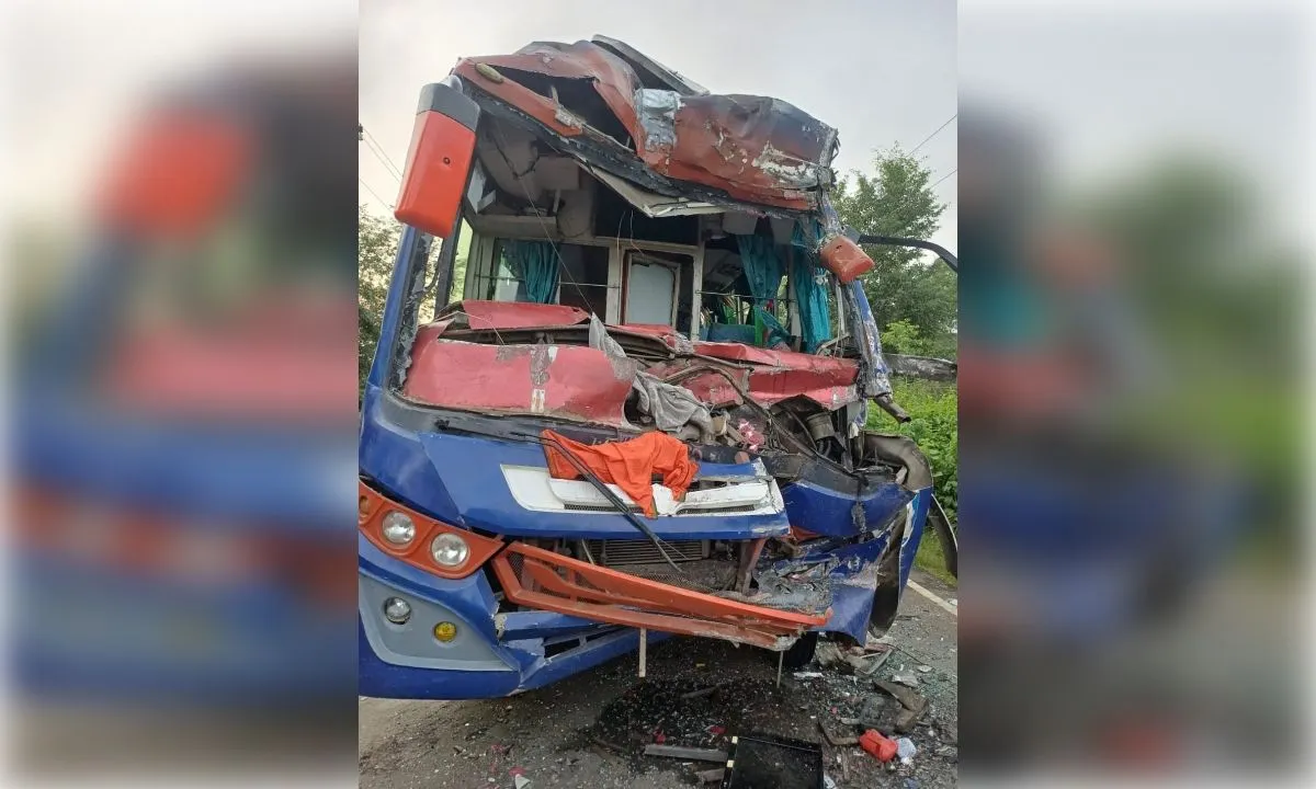 सड़क हादसा: झारखंड में कांवड़ियों से भरी बस ट्रक से टकराई, तीन की मौत