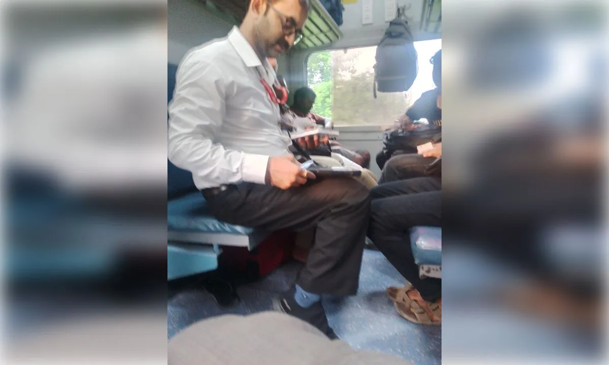 वाराणसी शटल एक्सप्रेस में टिकट चेकिंग, बिना टिकट पकड़े गए 20 यात्री