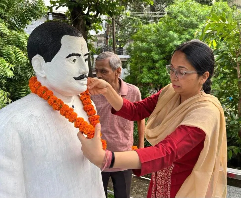 काकोरी ट्रेन एक्शन के शहीदों को नगर आयुक्त सौम्या गुरुरानी ने चित्रों पर पुष्प अर्पित कर नमन किया 