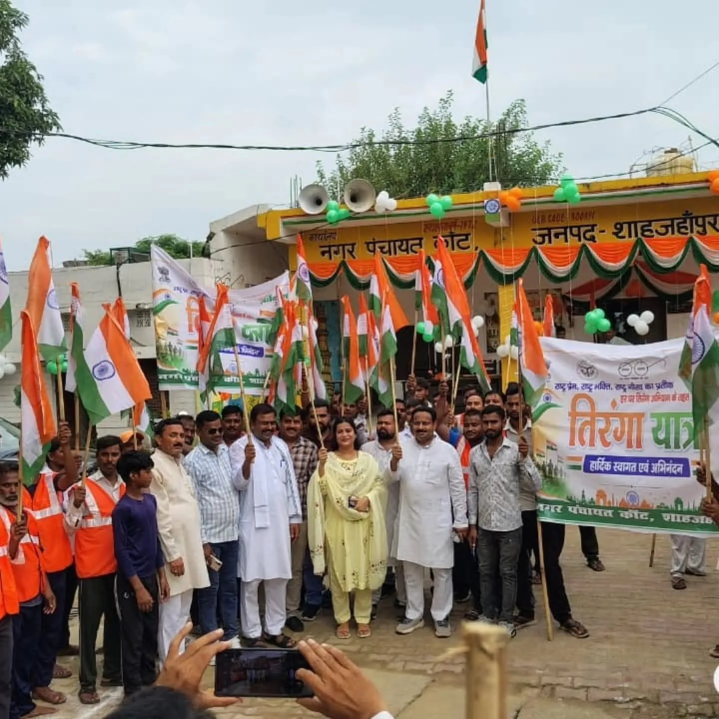 स्वतंत्रता दिवस पर नगर पंचायत कांट में अधिशासी अधिकारी नूर जहाँ ने फहराया तिरंगा 