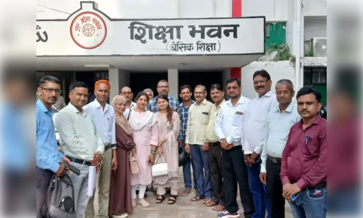 मानदेय में देरी पर शिक्षामित्रों ने बीएसए को सौंपा ज्ञापन