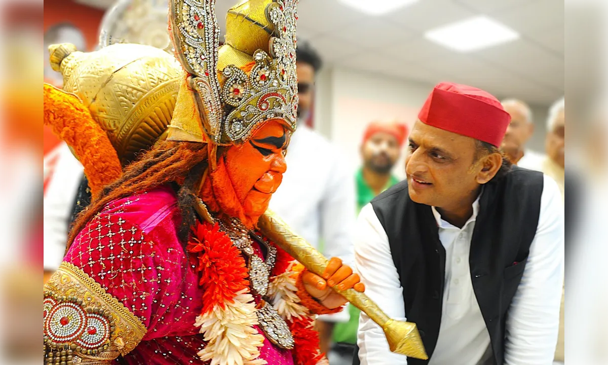 हनुमान के वेश में भाजपा ने नचाया, सपा अध्यक्ष ने रंग मंच पर किया सम्मान  