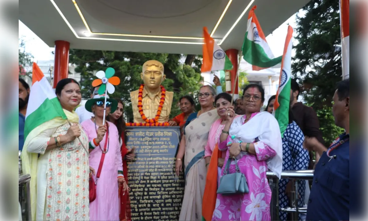 महापौर की मौजूदगी में इंदिरा नगर में निकली भव्य तिरंगा यात्रा