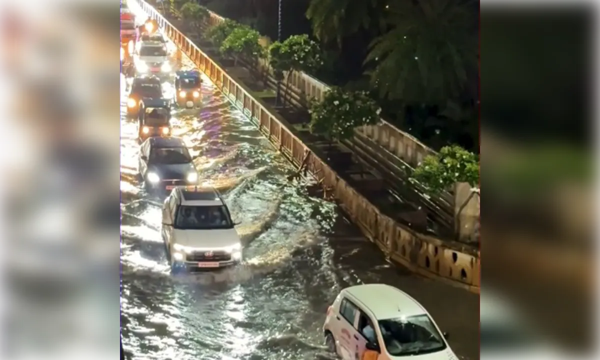 लखनऊ में मूसलाधार बारिश: मरीन ड्राइव में भरा दो फ़ीट पानी