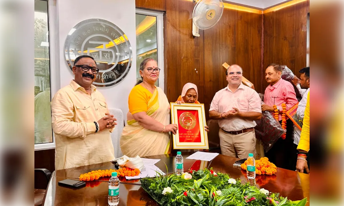 सेवानिवृत्त कर्मचारियों को स्मृति चिन्ह देकर किया सम्मानित