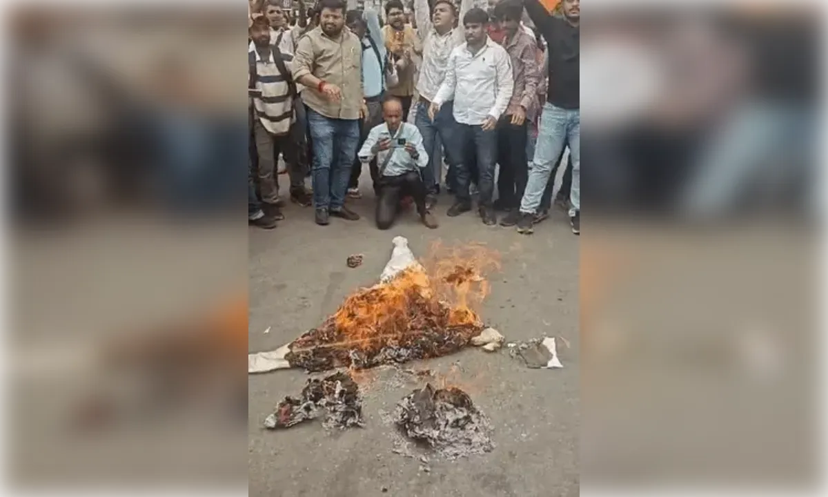 हजरतगंज चौराहे पर झारखंड के मुख्यमंत्री का पुतला जलाया