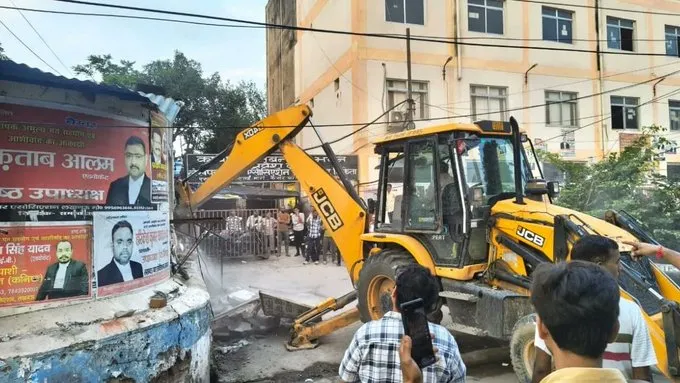 सवा घंटे में वकीलों के 58 अवैध चैंबर ढहाए 