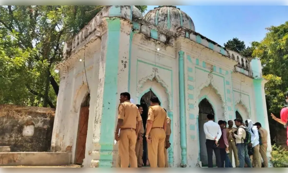 विवादित ढांचे में जलाभिषेक करने पहुंची लाखन आर्मी, बैरिकेडिंग से रोक 