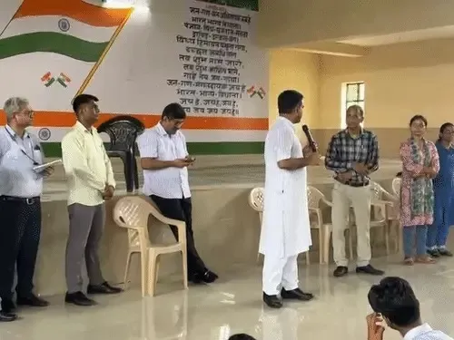 जेन अल्फ़ा का प्रदर्शन,जाम में फंसे समाज कल्याण मंत्री कार से उतरे 