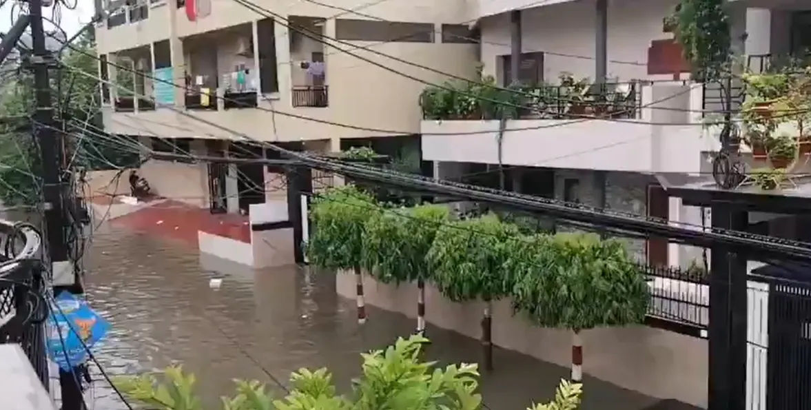 मानसून की रिकॉर्ड तोड़ बारिश से घरों में घुसा पानी
