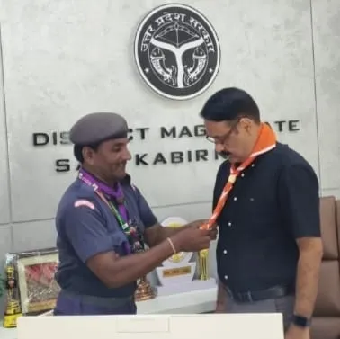 स्काउट गाइड स्कार्फ डे के अवसर पर डीएम व एसपी को स्कार्फ लगाकर किया गया सम्मानित