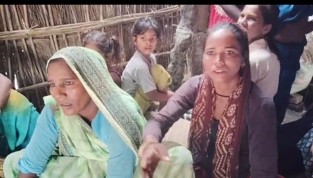 संदिग्ध परिस्थितियों में पेड़ से लटका मिला युवक का क्षत-विक्षत शव, परिजनों ने हत्या का लगाया आरोप