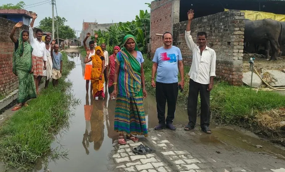 जलभराव की समस्या से परेशान वार्ड वासियों ने समाजसेवी दिग्विजय गुप्ता संग किया सड़क पर प्रदर्शन
