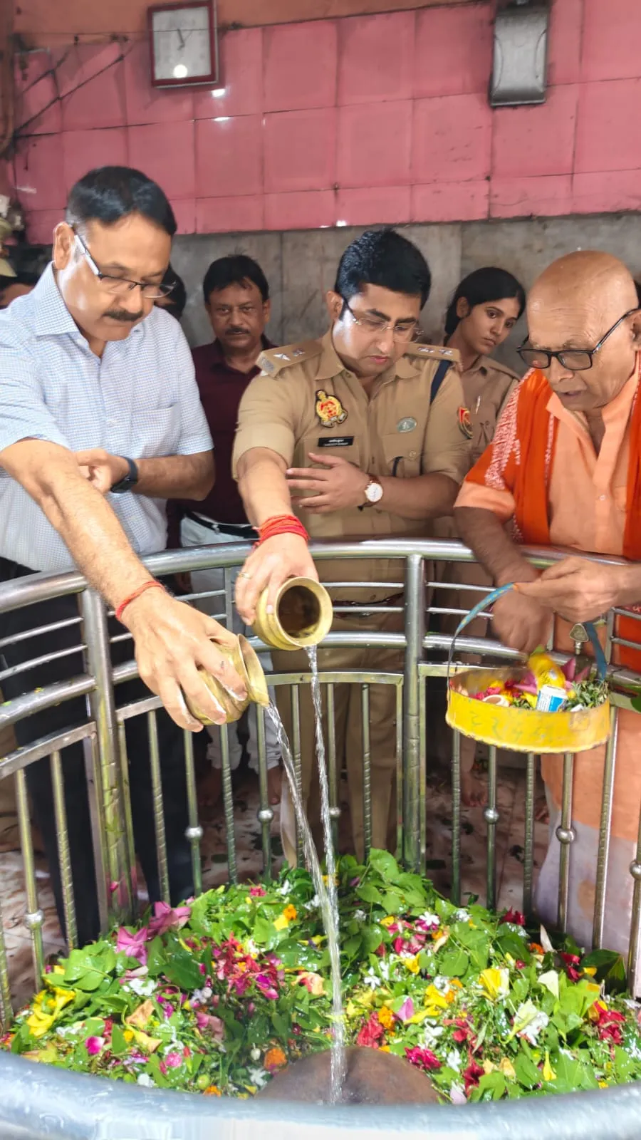डीएम व एसपी ने तामेश्वनाथ धाम में जलाभिषेक कर भगवान शिव का लिया आशीर्वाद