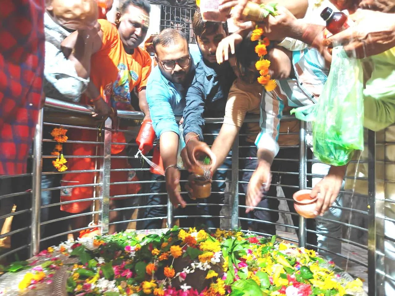 श्रावण माह के पहले सोमवार को बाबा घुइसरनाथ धाम में उमड़े श्रद्धालु