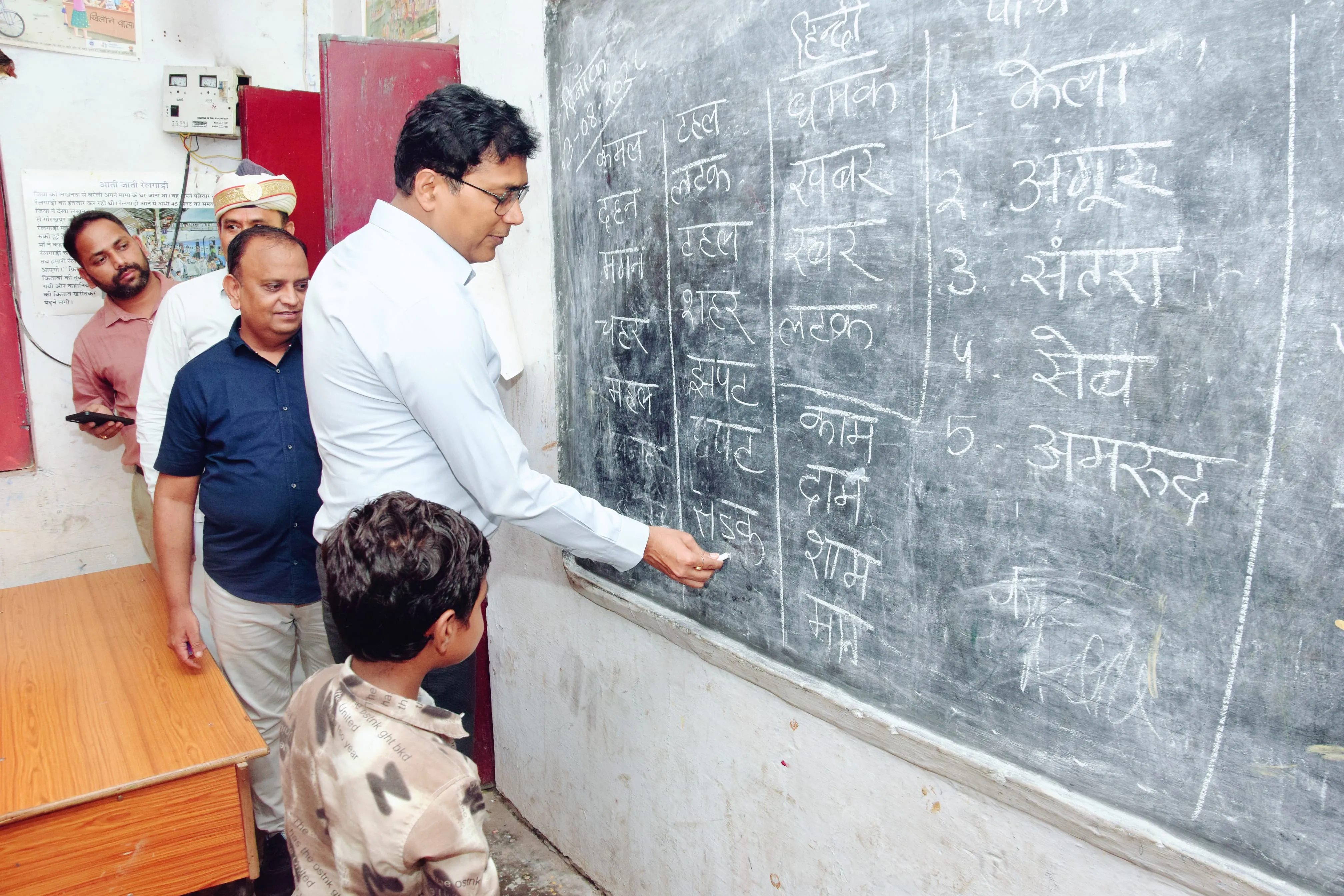  निरीक्षण में डीएम ने संभाली क्लास, सवाल पूछकर परखी बच्चों की सीखने की क्षमता