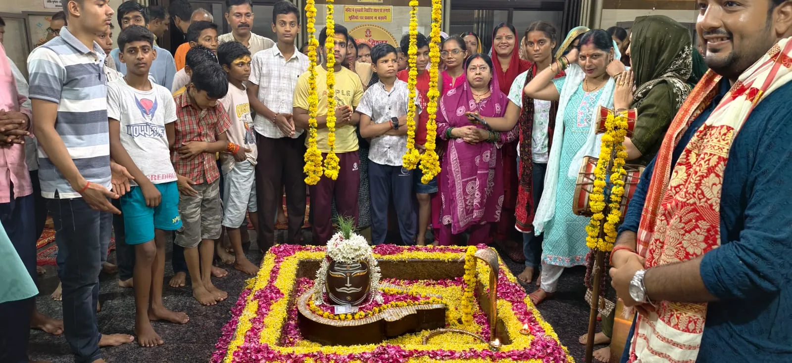 श्रावण मास में भोलेनाथ का भव्य श्रृंगार, श्रद्धालुओं ने किए दर्शन-पूजन