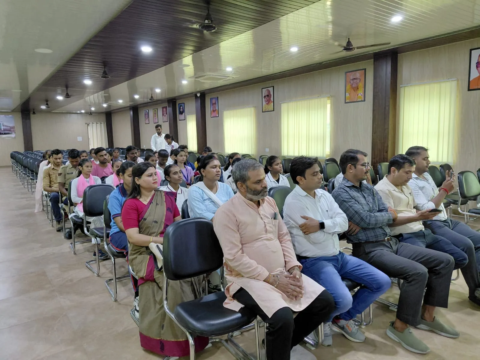 वृत्तचित्र दिखाकर विद्यार्थियों को नशे के खिलाफ किया जागरूक