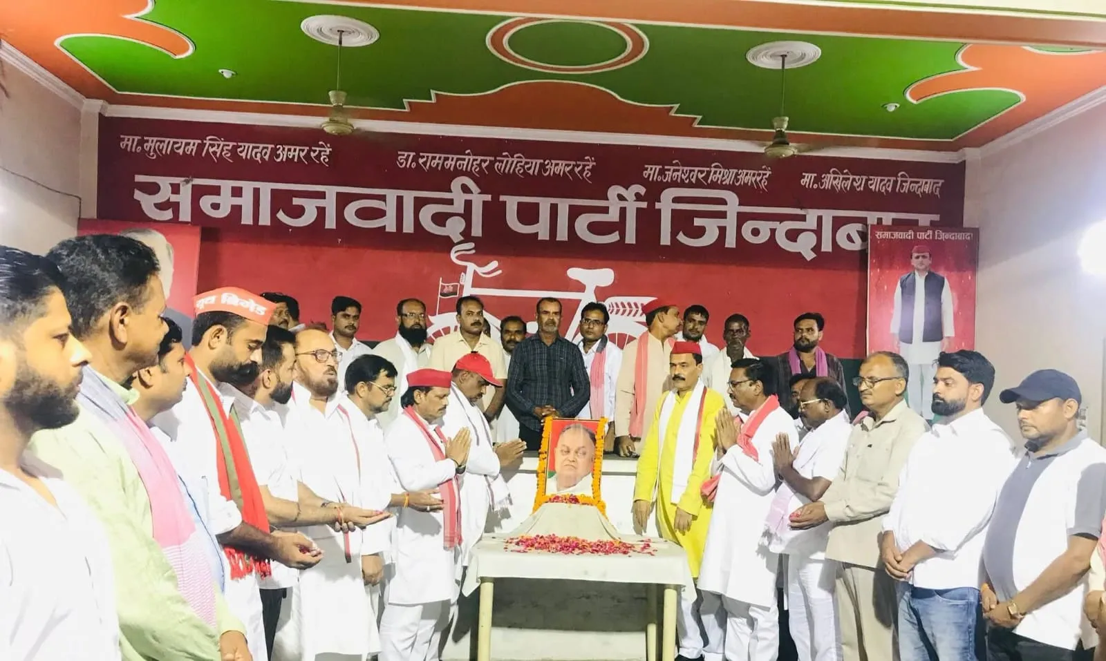 सपाइयों ने स्व जनेश्वर मिश्र की 94वीं जयंती मनाई
