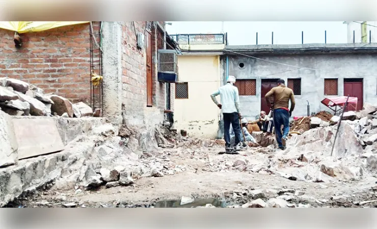 जेई की लापरवाही से रुका सड़क निर्माण  पाइपलाइन न बिछने से जुगपुरा के लोग परेशान