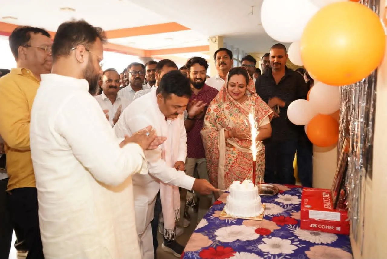 केक काटकर मनाया केंद्रीय राज्यमंत्री कमलेश पासवान का 50वां जन्मदिन