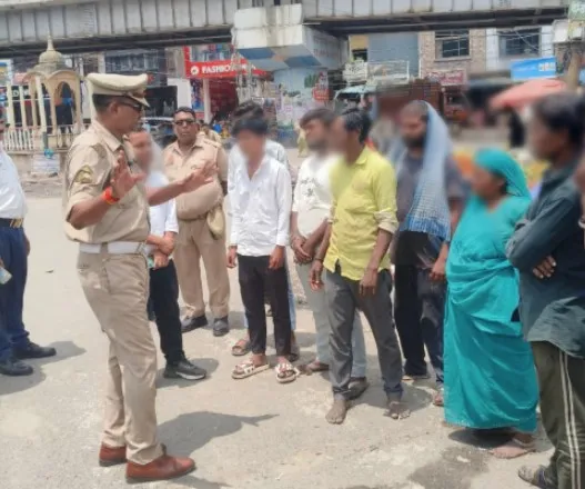 यातायात पुलिस द्वारा अभियान चलाकर सड़क किनारे से हटवाया गया अतिक्रमण