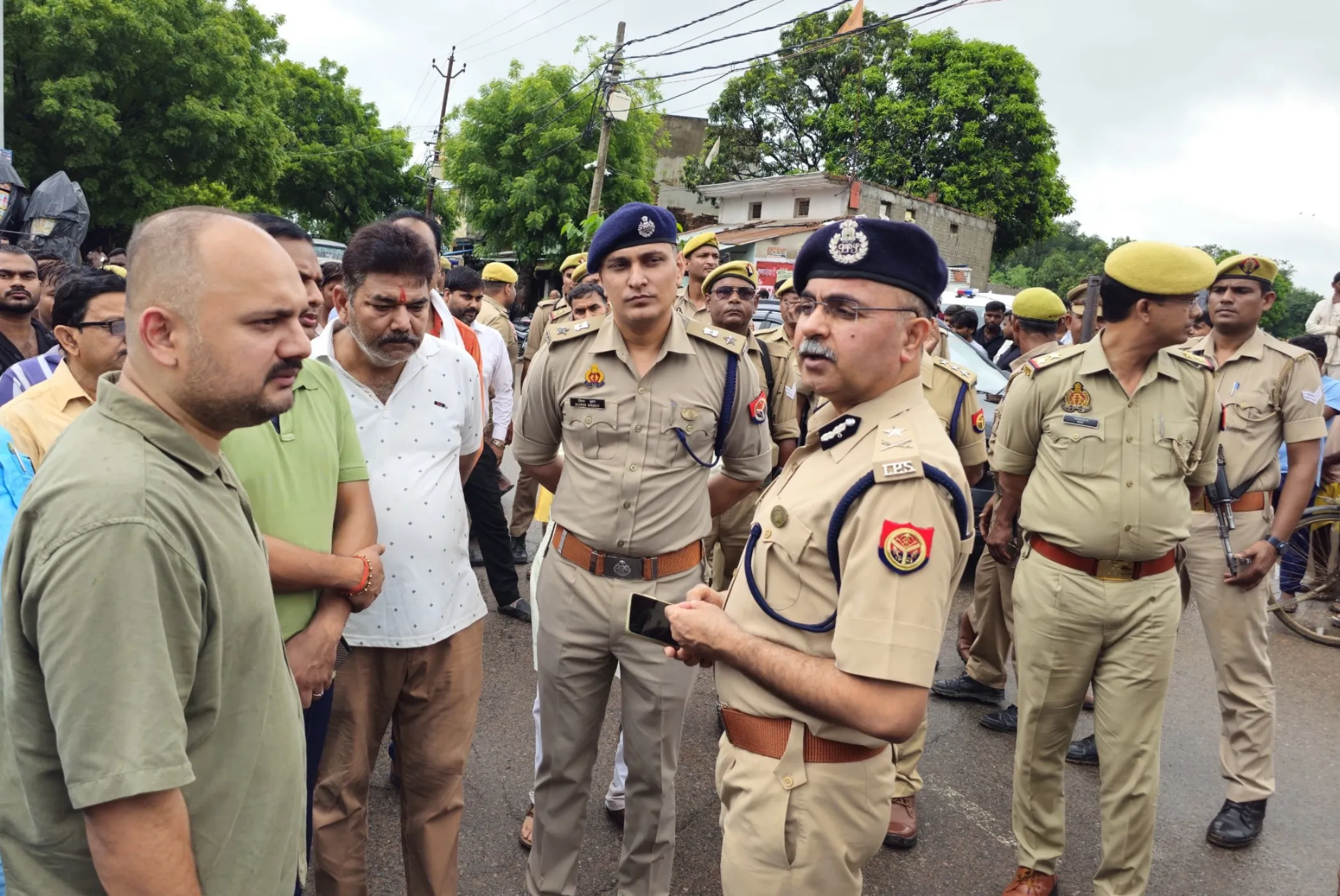 महुली हादसे के बाद एडीजी और आईजी ने किया घटनास्थल का निरीक्षण
