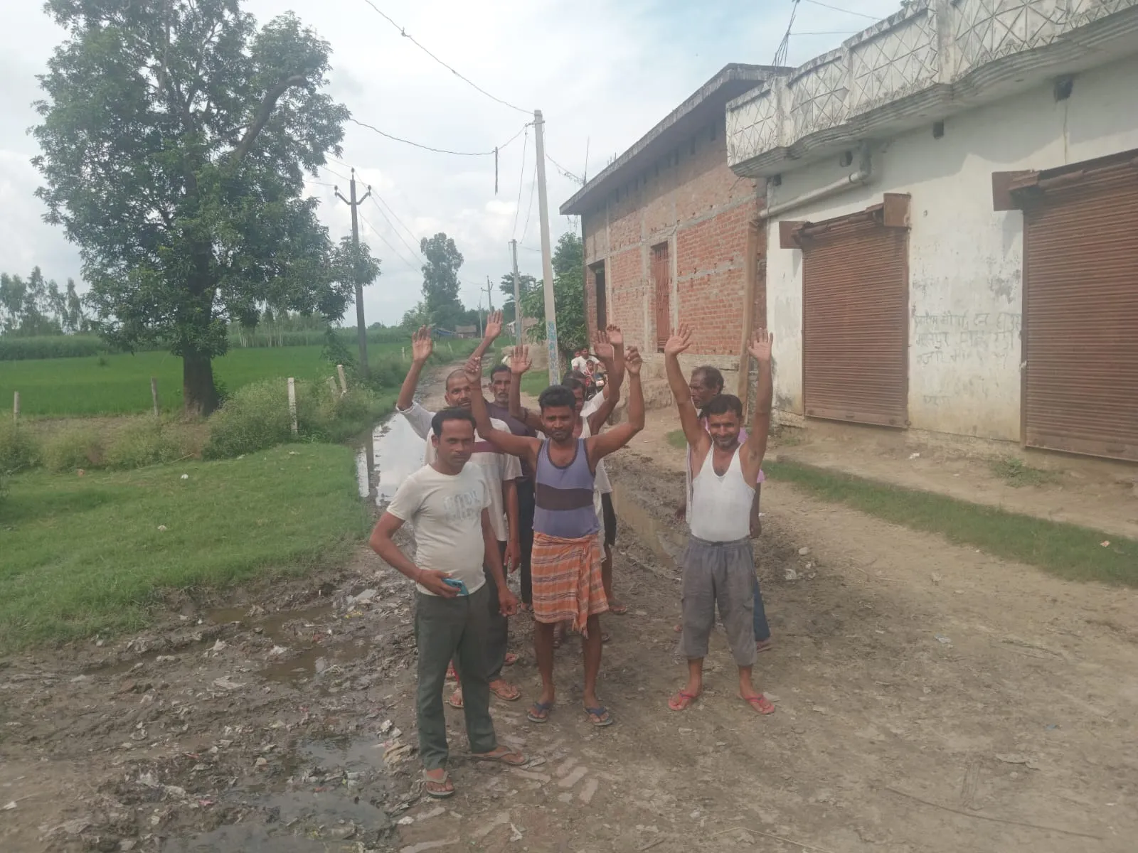 कीचड़ और जलभराव से बेहाल ग्रामीण,रास्ते से निकलना हुआ दुशवार