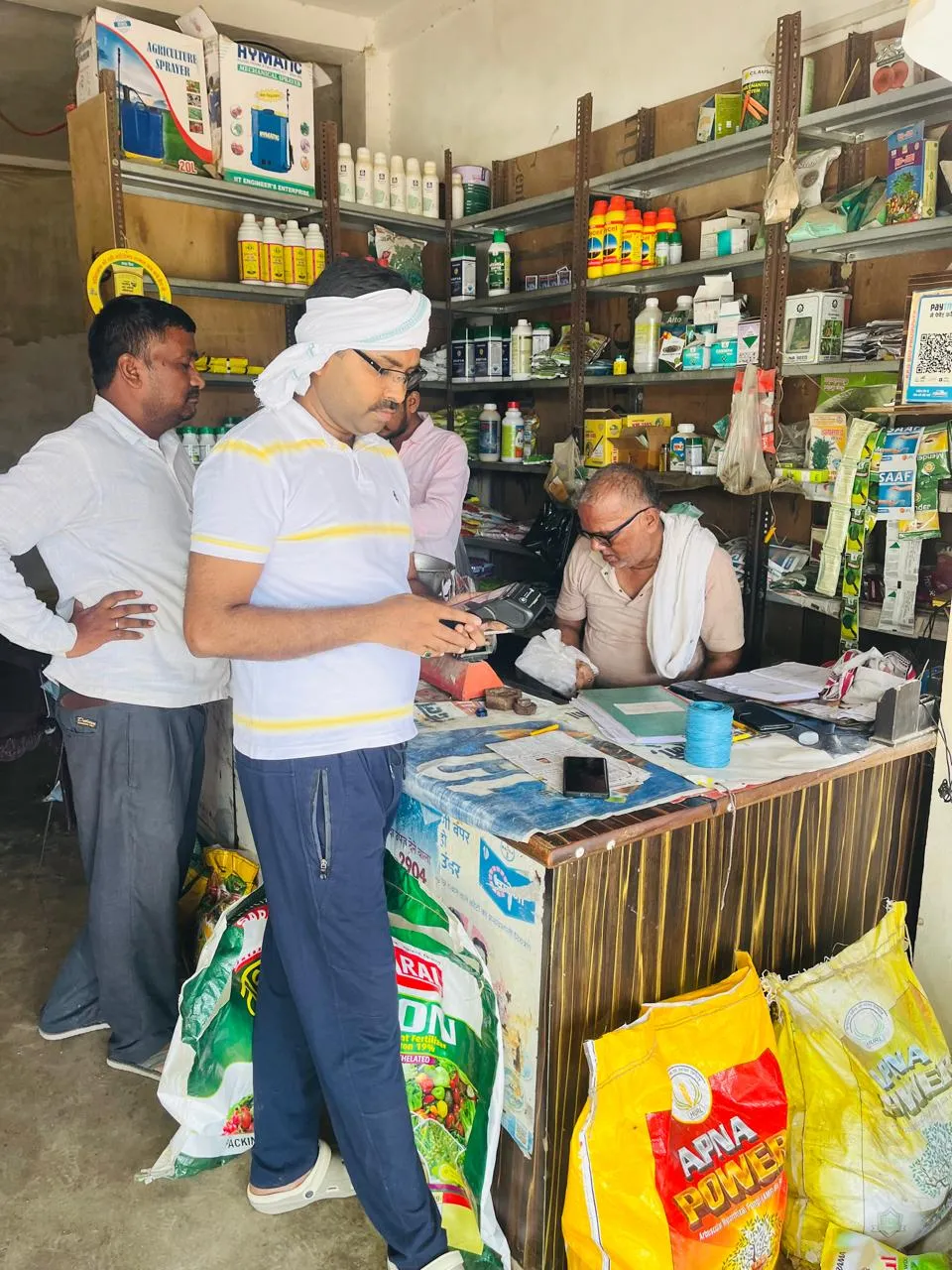 किसान बनकर पहुंचे उप कृषि निदेशक, ओवररेट पर यूरिया बेचने वाला विक्रेता रंगे हाथों पकड़ा, दुकान-गोदाम सील