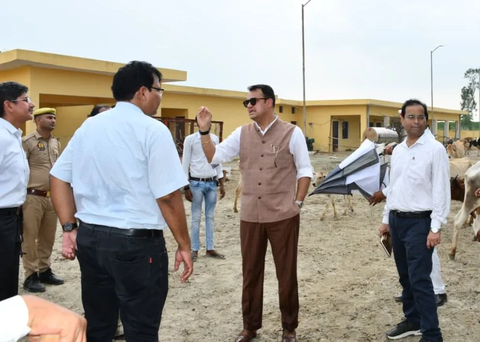 डीएम ने कछला स्थित गौशाला का किया औचक निरीक्षण 