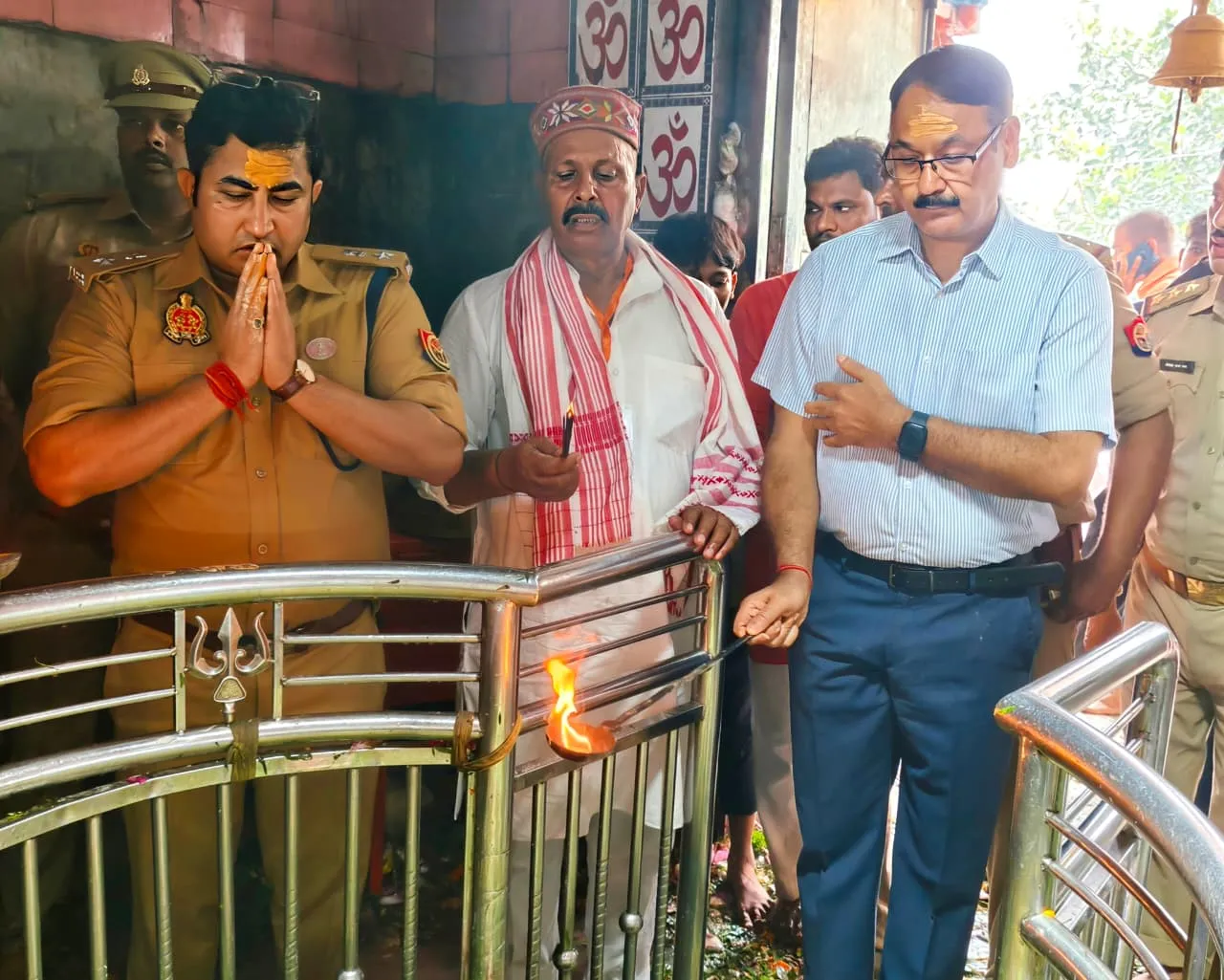 डीएम एसपी ने तामेश्वर धाम मंदिर पहुंचकर सुरक्षा व्यवस्था का लिया जायजा