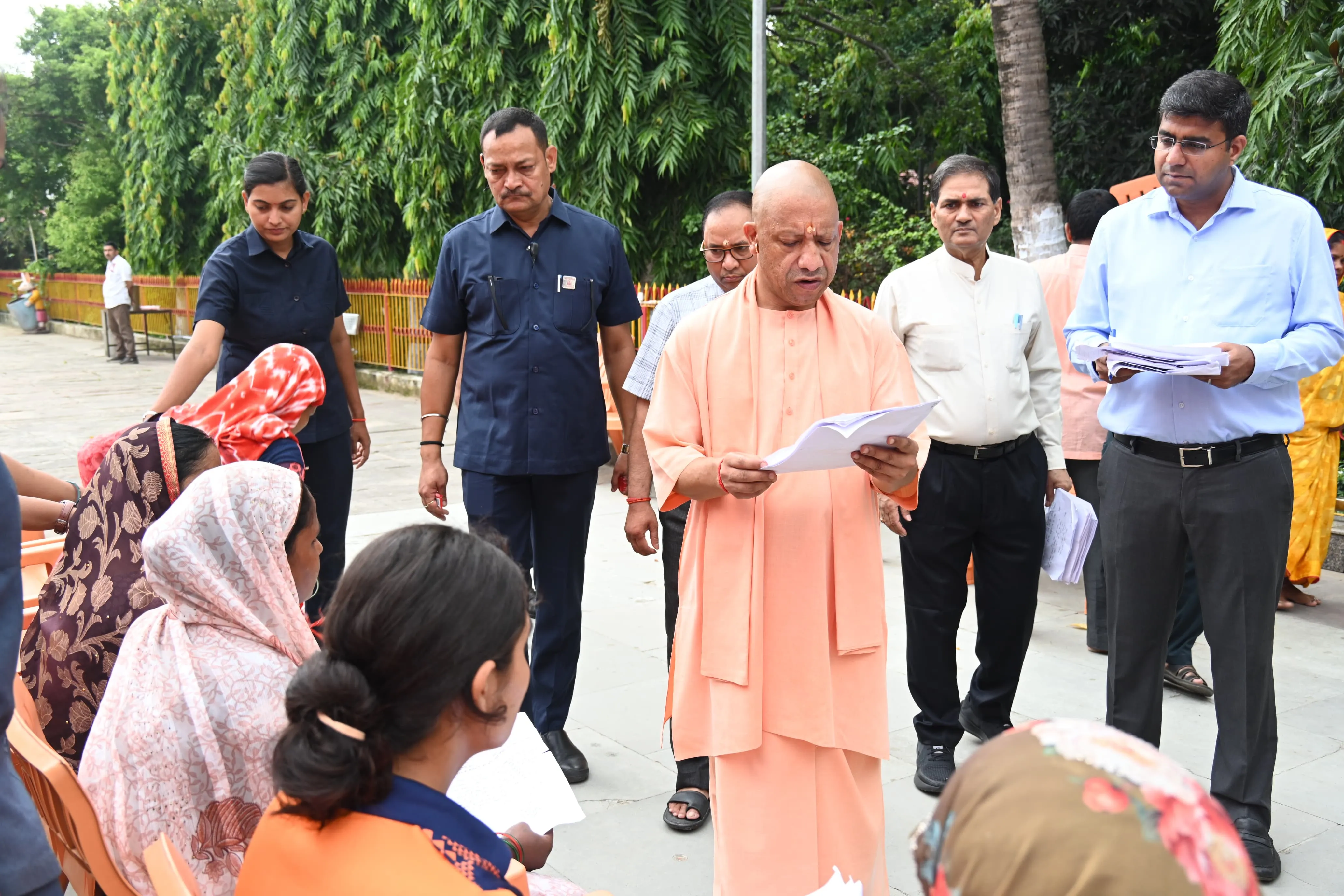 घबराइए मत, कराएंगे समस्या का समाधान :सीएम योगी