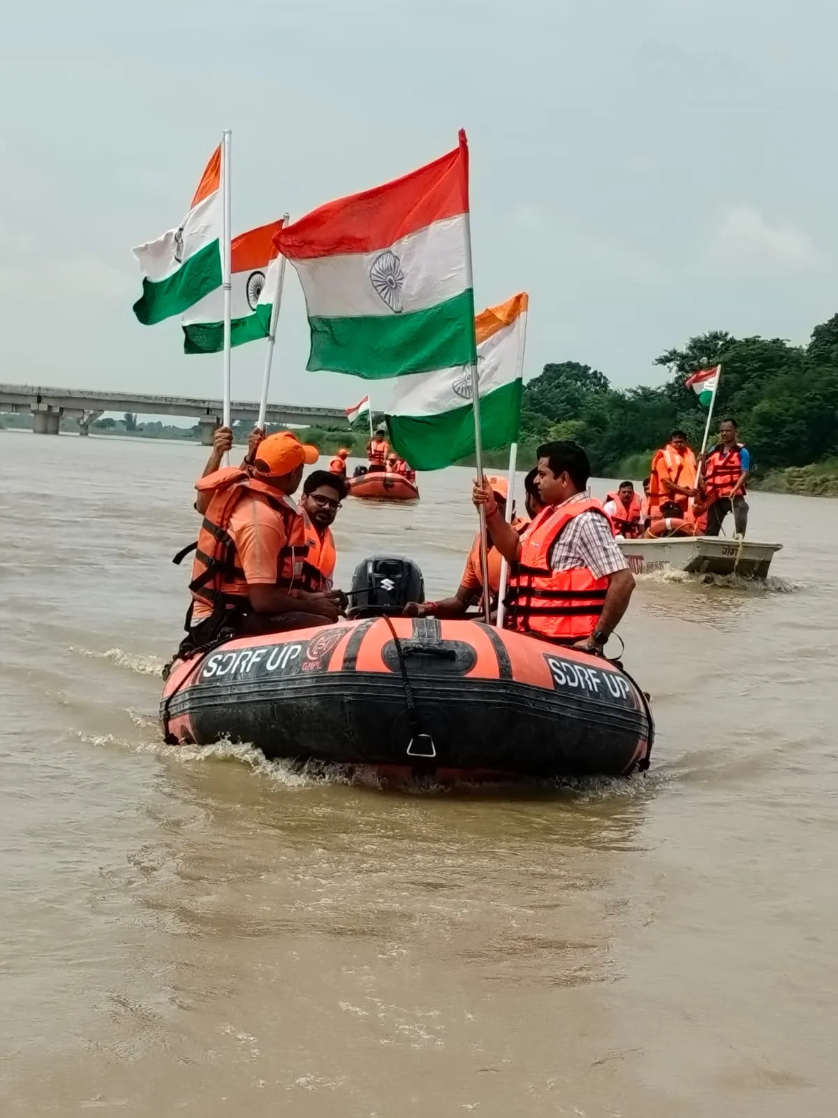 राप्ती की लहरों पर पूरी शान से लहराया तिरंगा