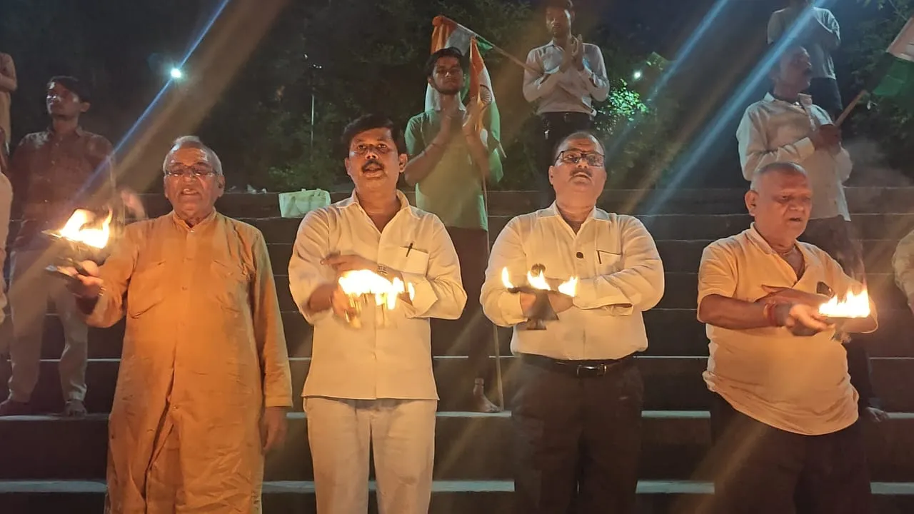 अमावस्या पर ओमघाट मे  डीएफओ जीडी मिश्रा ने की गंगा आरती, भक्तों ने किया दीपदान 