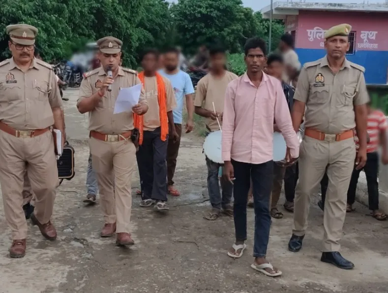जिला बदर अभियुक्त को बैंड-बाजा के साथ जनपद की सीमा से किया गया बाहर