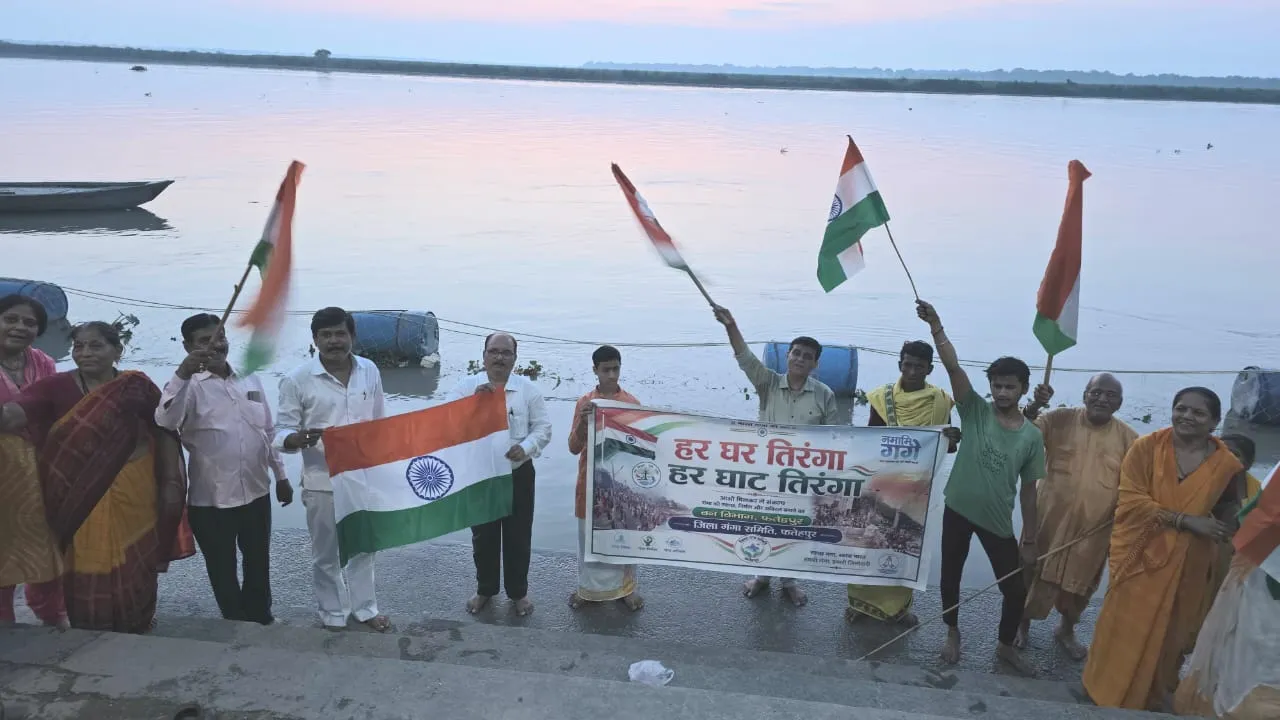गंगा घाटों में लहराया तिरंगा ,हर घर तिरंगा ,हर घाट पर तिरंगा का दिया संदेश