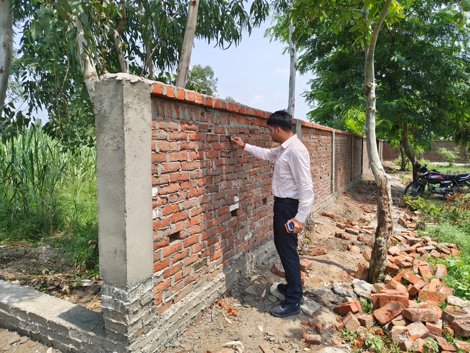 पुरानी ईंटों से बना रहे थे नई बाउंड्री; सीडीओ ने मारा छापा, गुणवताविहीन निर्माण पर लगाई फटकार