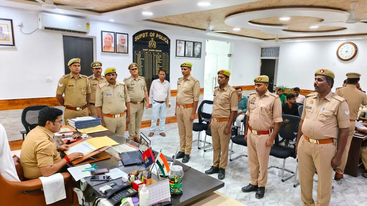 पुलिस अधीक्षक संतकबीरनगर द्वारा यूपी-112 की असंतुष्ट फीडबैक की समीक्षा