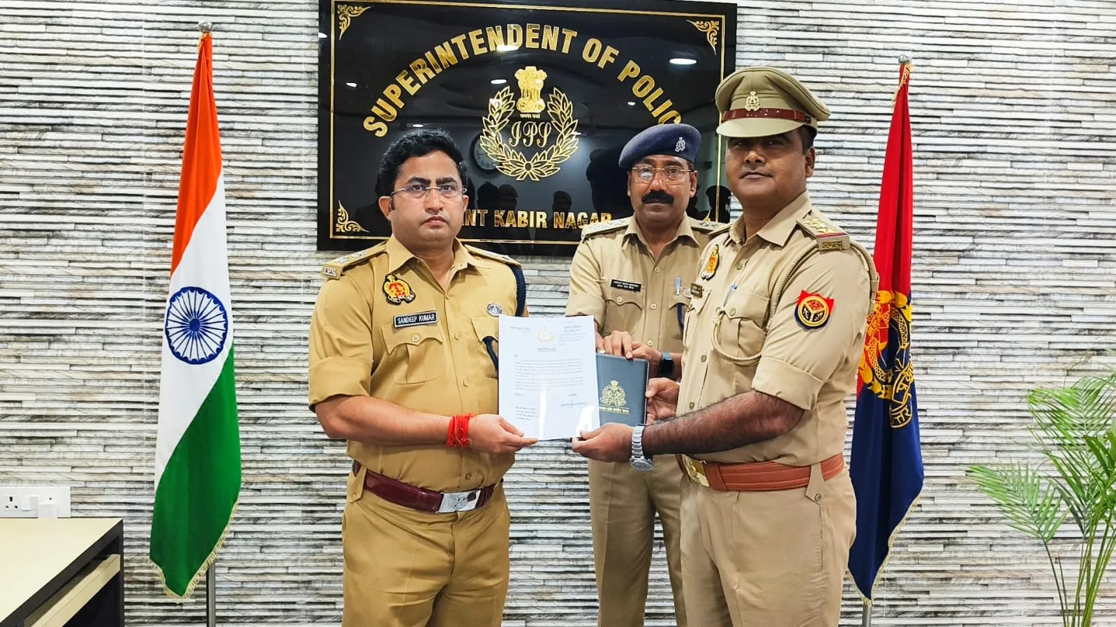 उत्कृष्ट कार्य करने वाले पुलिसकर्मी प्रशस्ति पत्र एवं नगद पुरस्कार से सम्मानित