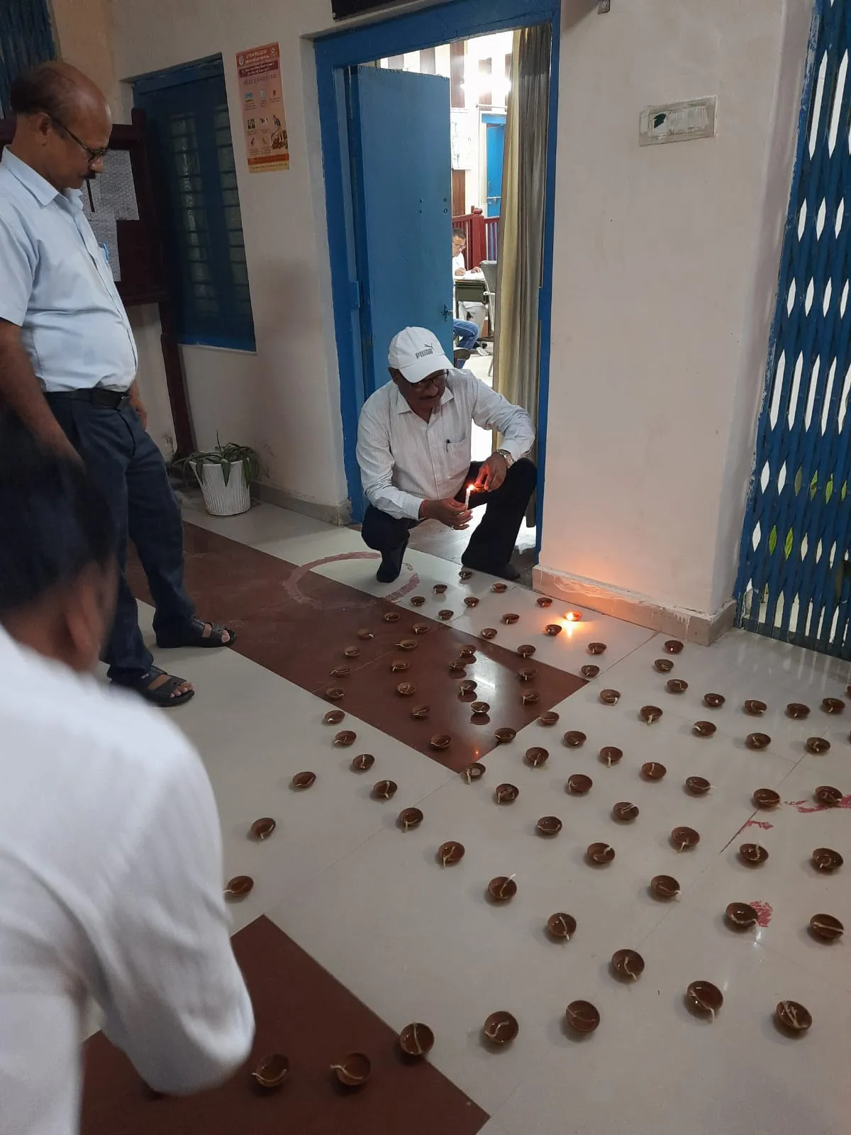 स्वतंत्रता दिवस की पूर्व संध्या पर कलेक्ट्रेट में जले दीप