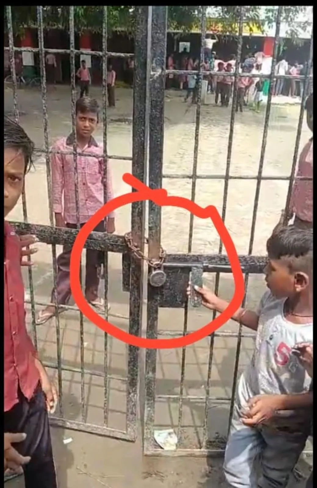 स्वतंत्रता दिवस पर स्कूल के गेट पर ताला, बाहर खड़े रहे बच्चे, शिक्षक की मनमानी ने खोली व्यवस्था की पोल