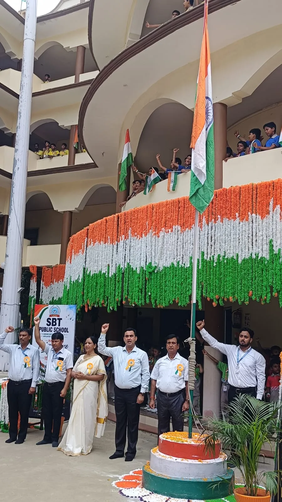    एसबीटी पब्लिक स्कूल में शान से लहराया तिरंगा, देशभक्ति के रंग में रंगा विद्यालय परिसर