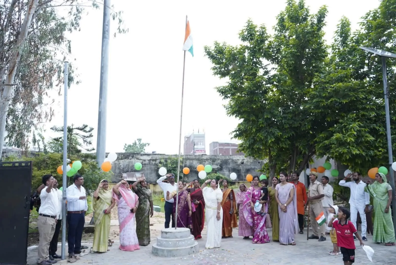 कस्तूरबा गांधी आवासीय बालिका विद्यालय में शान से लहराया तिरंगा, बेटियों के अनुशासन और देशभक्ति ने जीता दिल