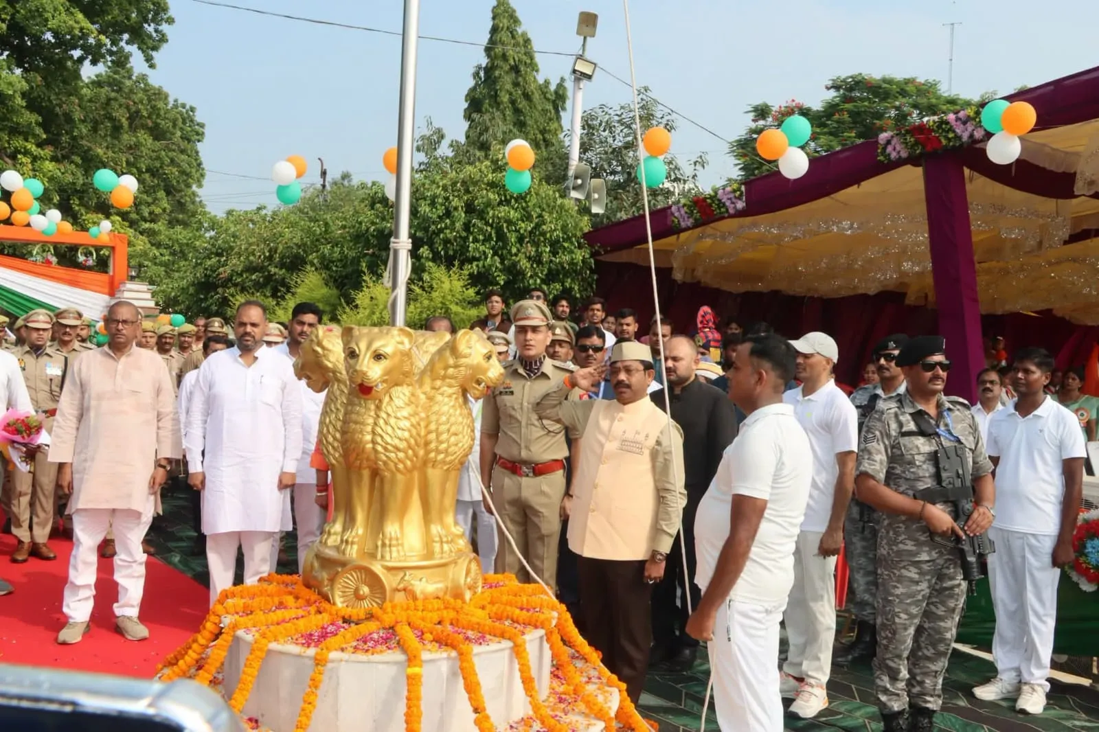 स्वतंत्रता दिवस के अवसर पर पुलिस लाइन्स में कैबिनेट मंत्री नन्दगोपाल गुप्ता ‘नन्दी’ ने किया ध्वजारोहण