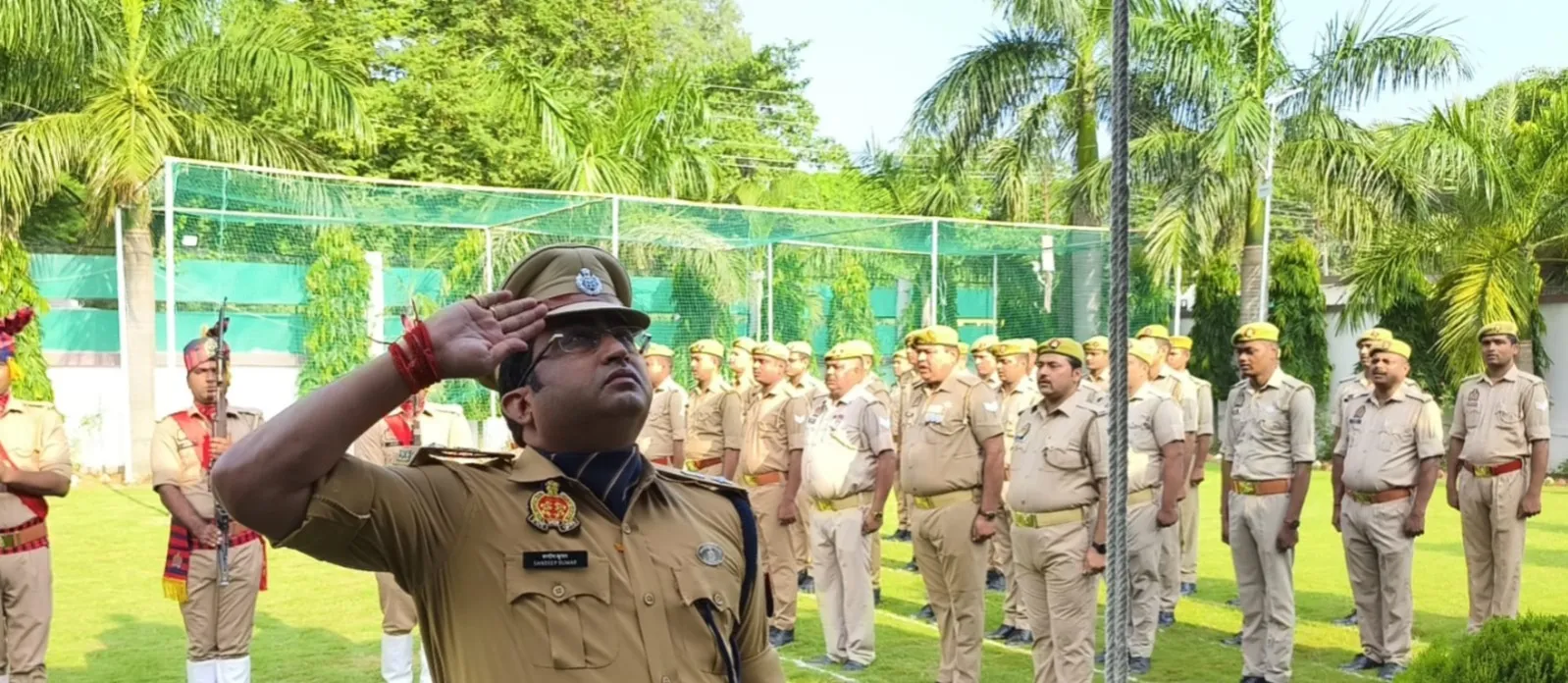 पुलिस अधीक्षक संतकबीरनगर द्वारा कैंप कार्यालय पर किया गया ध्वजारोहण