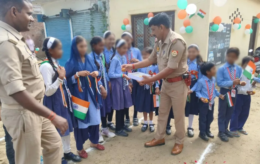 स्वतंत्रता दिवस पर महुली पुलिस ने स्कूली बच्चों व वृद्धाश्रम में पहुँचकर बांटी खुशियां एवं फल